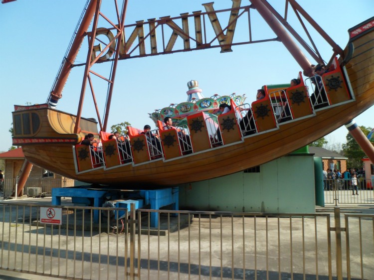 龙华游乐园海盗船